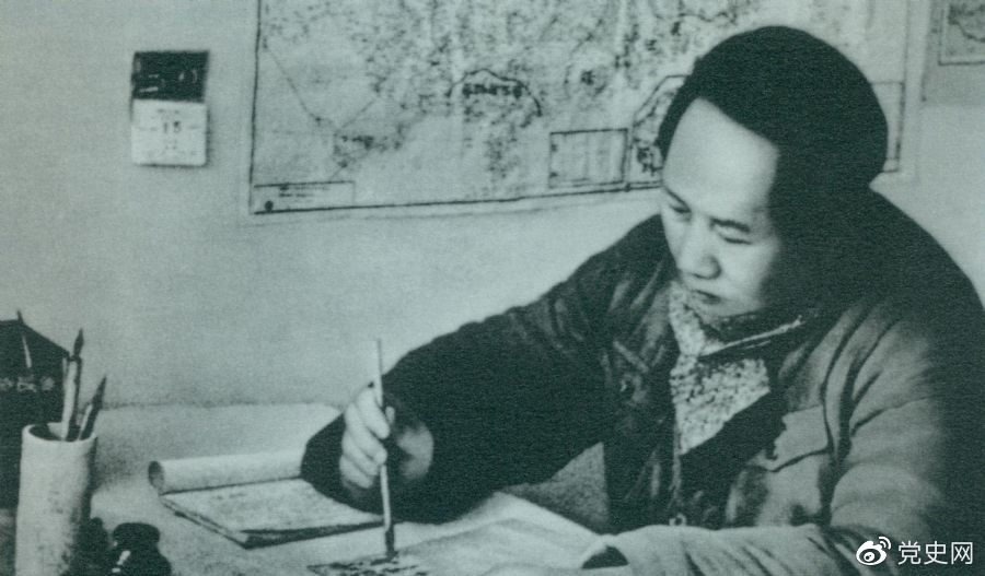 1946年11月18日，毛泽东在起草的给各中央局的指示中，第一次将“自卫战争”称为“人民解放战争”。图为毛泽东在延安枣园窑洞。