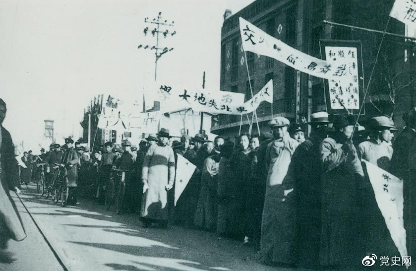 1935年12月9日，中国共产党领导北平学生掀起声势浩大的抗日救亡运动，并迅速波及全国，形成抗日救国的新高潮。图为游行队伍。